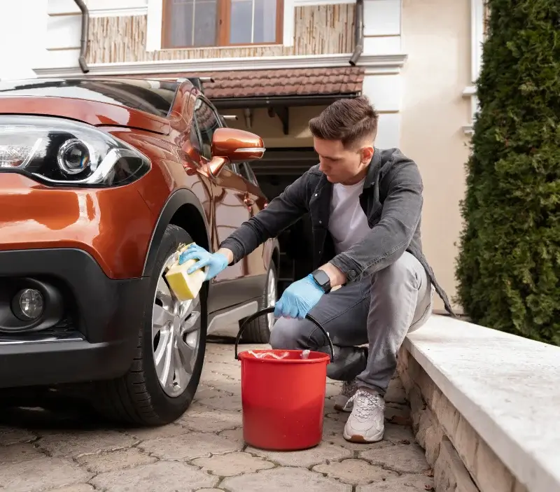 Lavage auto à domicile Salles-de-Villefagnan : professionnel intervenant sur un véhicule